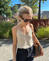 Kvinde iført hvid Kumulus Top