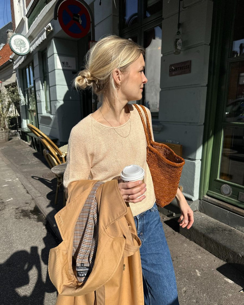 Kvinde iført ferskenfarvet Kumulus Tee O-neck