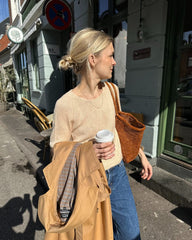 Kvinde iført ferskenfarvet Kumulus Tee O-neck