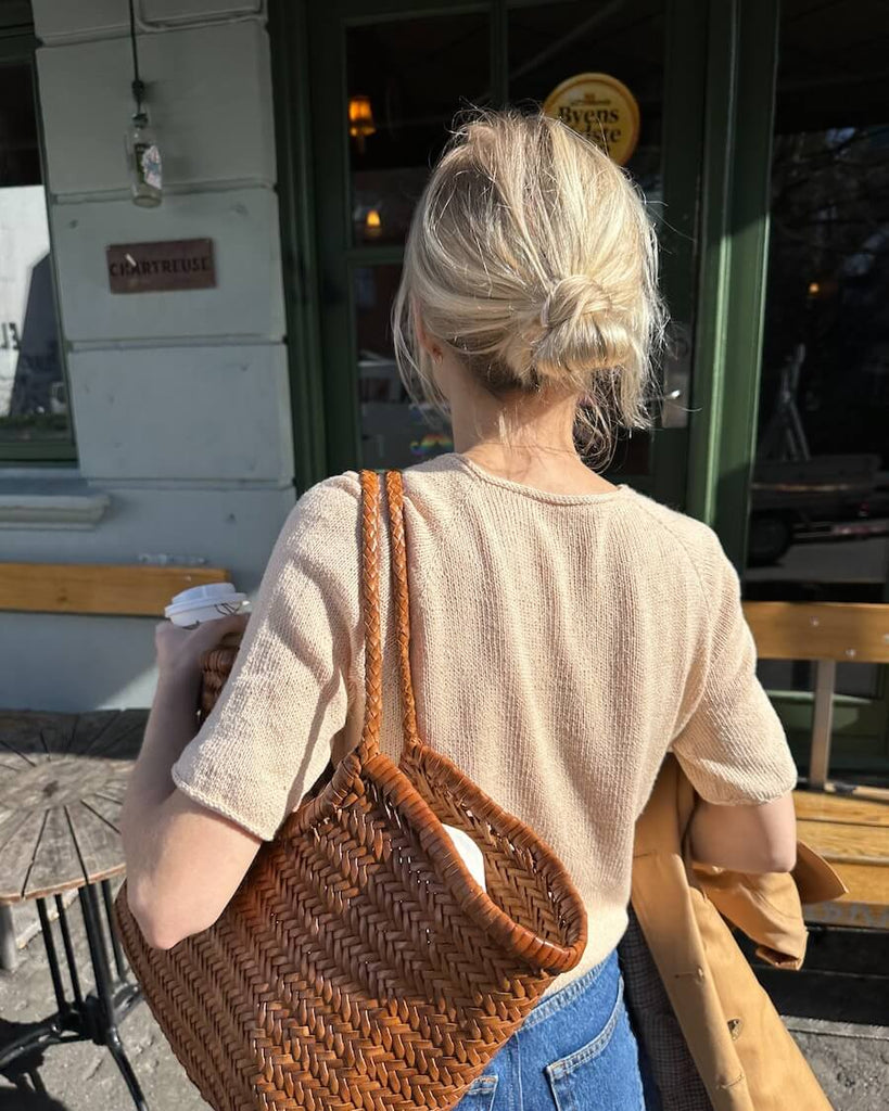 Kvinde iført ferskenfarvet Kumulus Tee O-neck