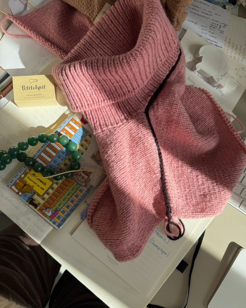 Procesbillede af lyserød Linea Sweater