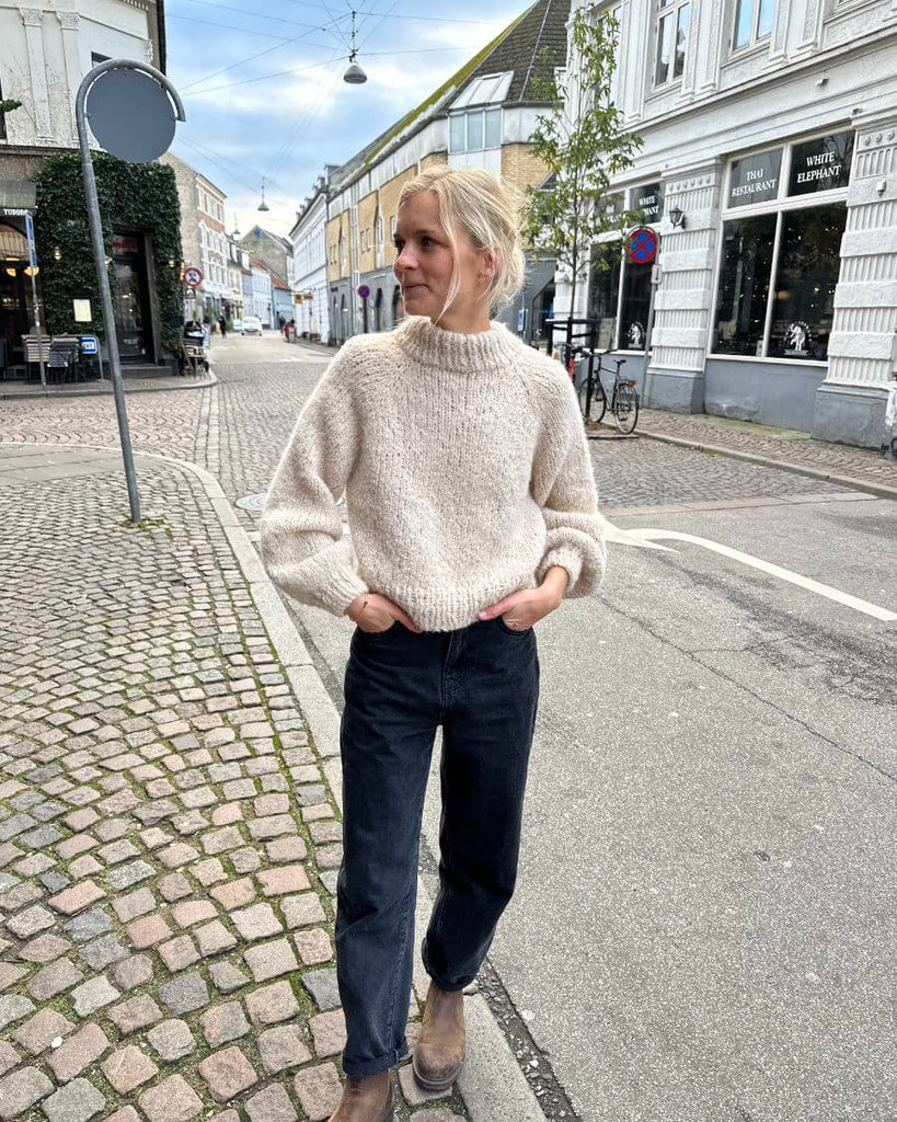 Kvinde iført hvid Louisiana Sweater