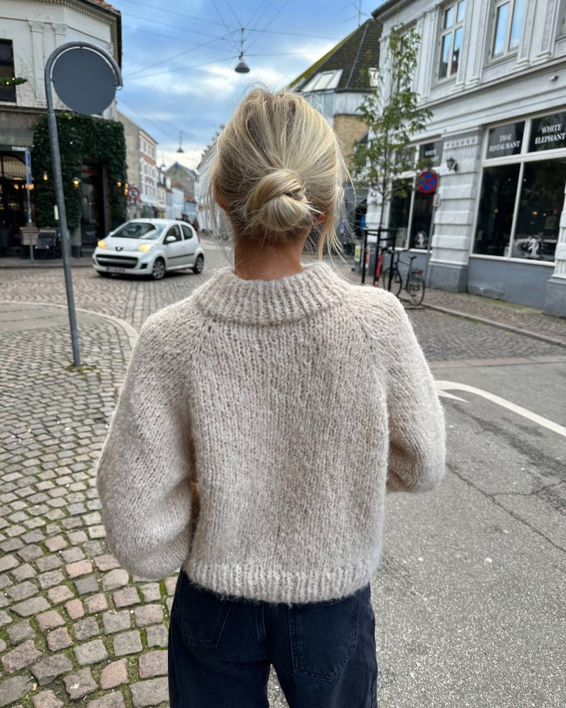 Kvinde iført hvid Louisiana Sweater