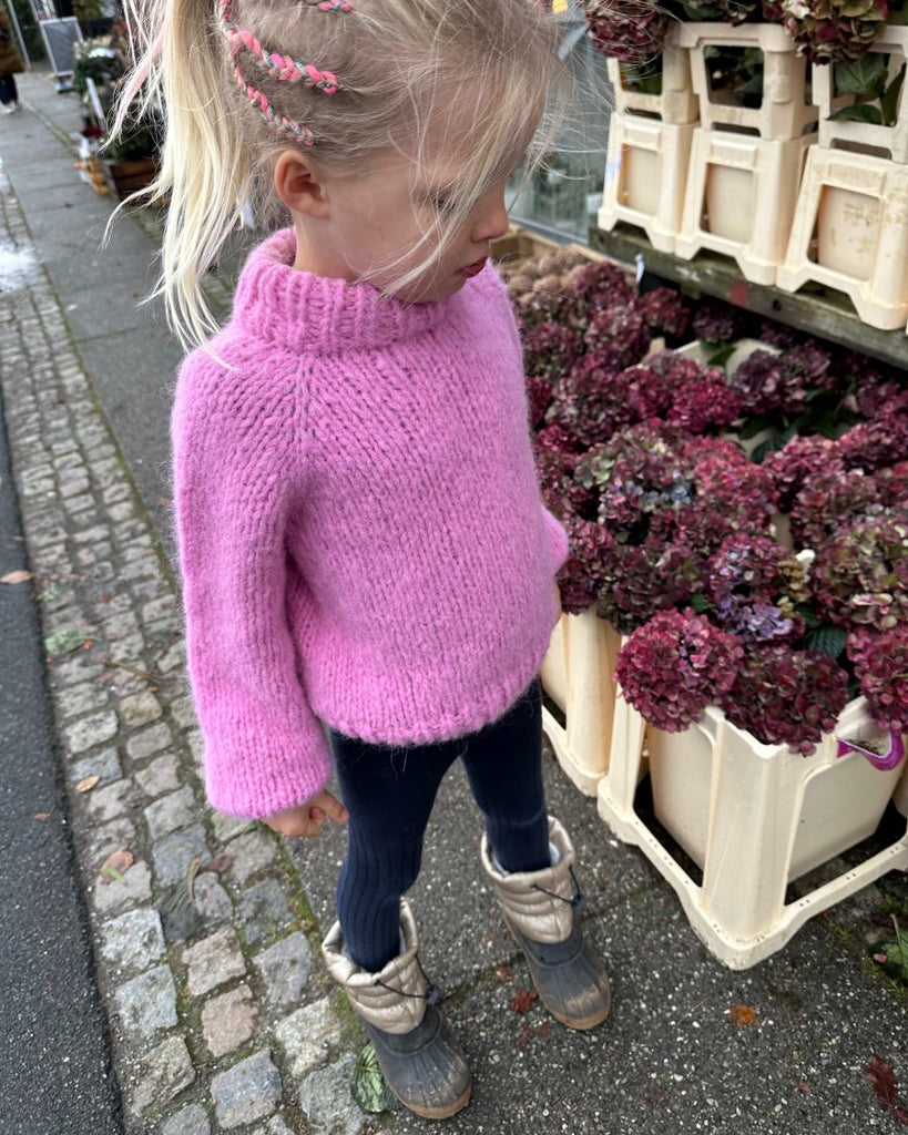 Barn iført pink Louisiana Sweater Junior