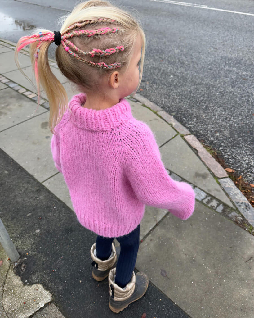 Barn iført pink Louisiana Sweater Junior