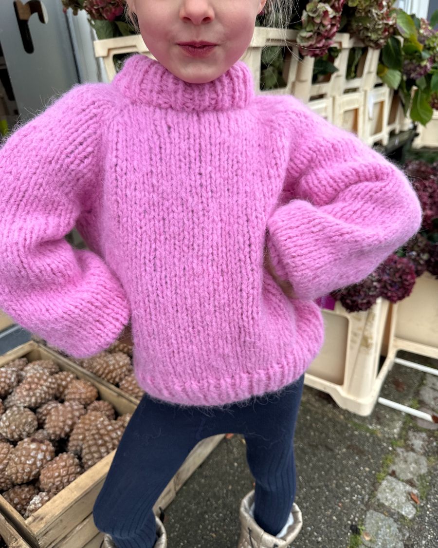 Barn iført pink Louisiana Sweater Junior
