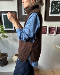 Kvinde iført mørkebrun Lulu Slipover - Chunky Edition