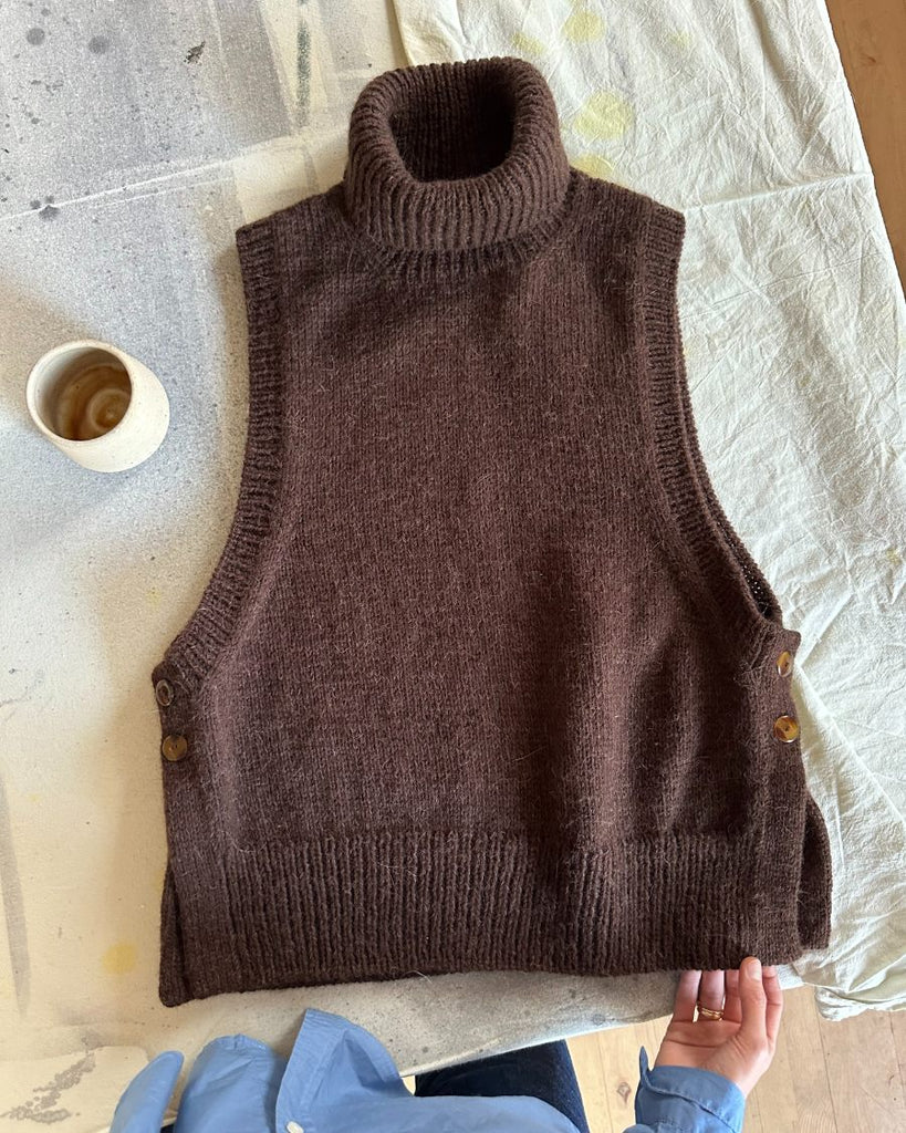Liggebillede af mørkebrun Lulu Slipover - Chunky Edition