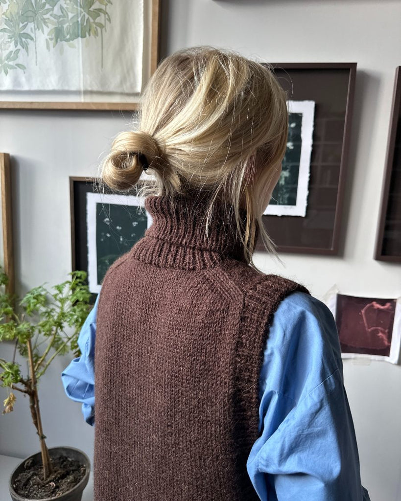 Kvinde iført mørkebrun Lulu Slipover - Chunky Edition