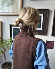 Kvinde iført mørkebrun Lulu Slipover - Chunky Edition