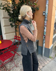 Kvinde iført grå Lulu Slipover