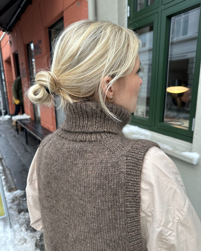 Kvinde iført brun Lulu Slipover - Chunky Edition