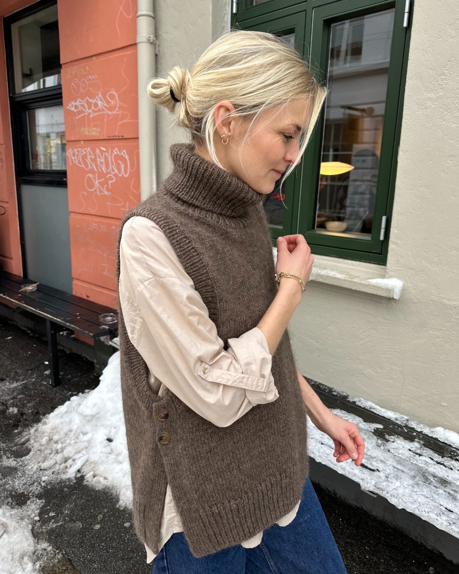 Kvinde iført brun Lulu Slipover - Chunky Edition