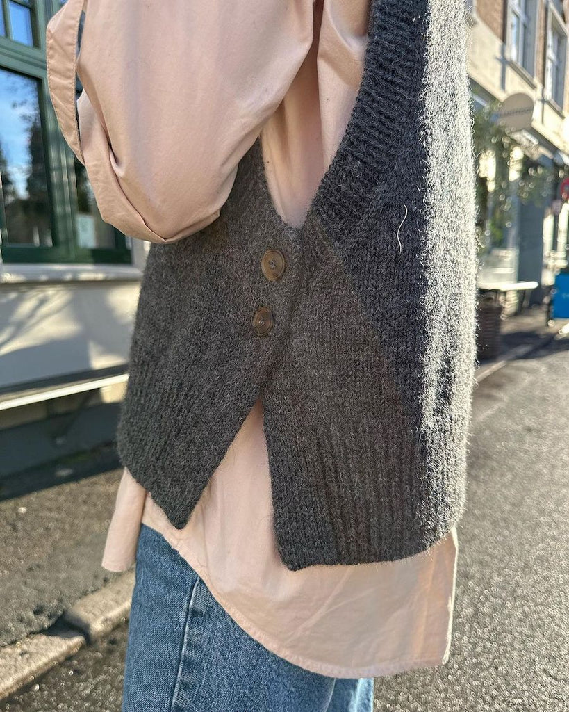 Kvinde iført grå Lulu Slipover