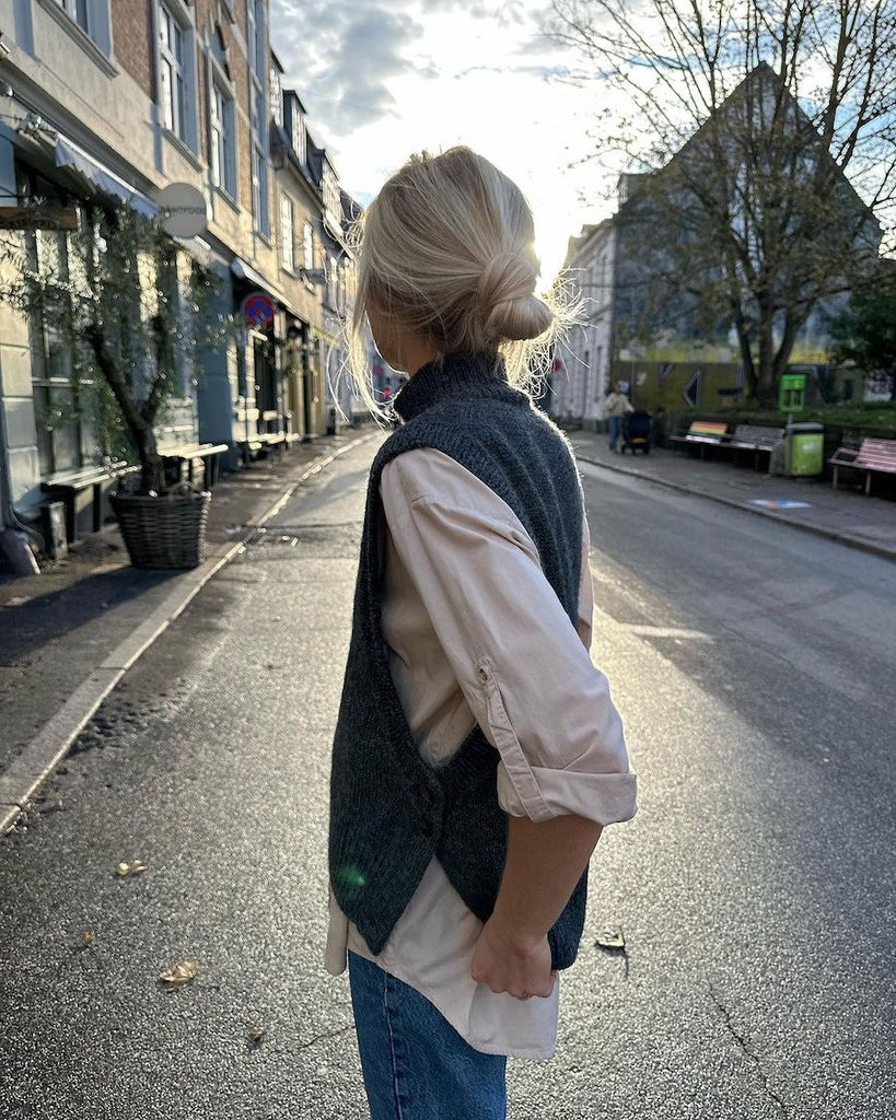 Kvinde iført grå Lulu Slipover