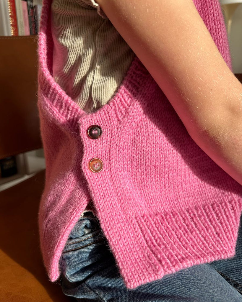 Lyserød Lulu slipover junior med galalitknapper i mørkebrun med 4 knaphuller