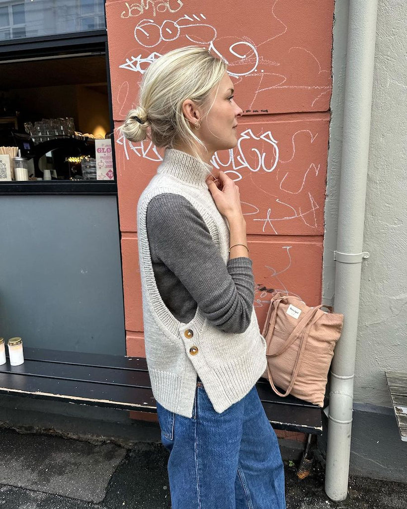 Kvinde iført hvid Lulu Slipover