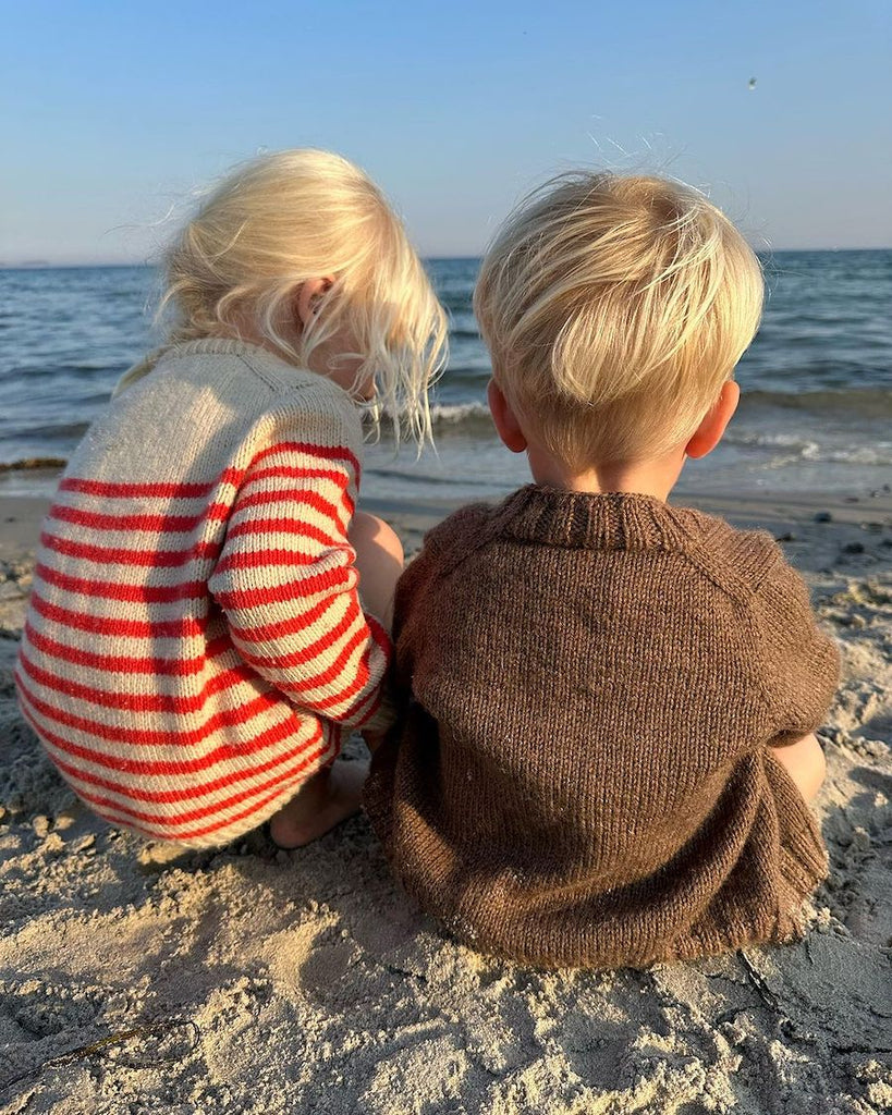 Barn iført brun Eva Cardigan Junior