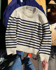 Liggebillede af hvid og blå Lyon Sweater