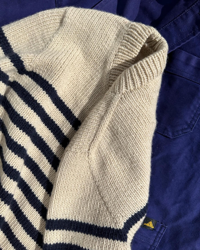 Detaljebillede af hvid og blå Lyon Sweater