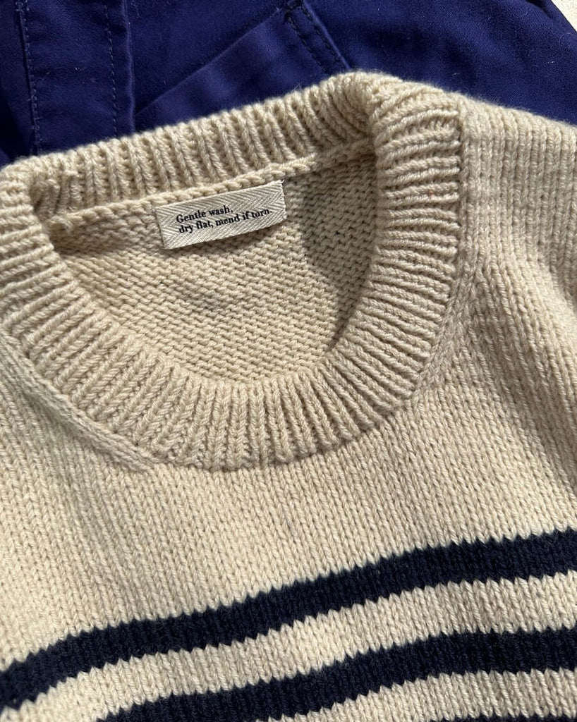 Detaljebillede af hvid og blå Lyon Sweater