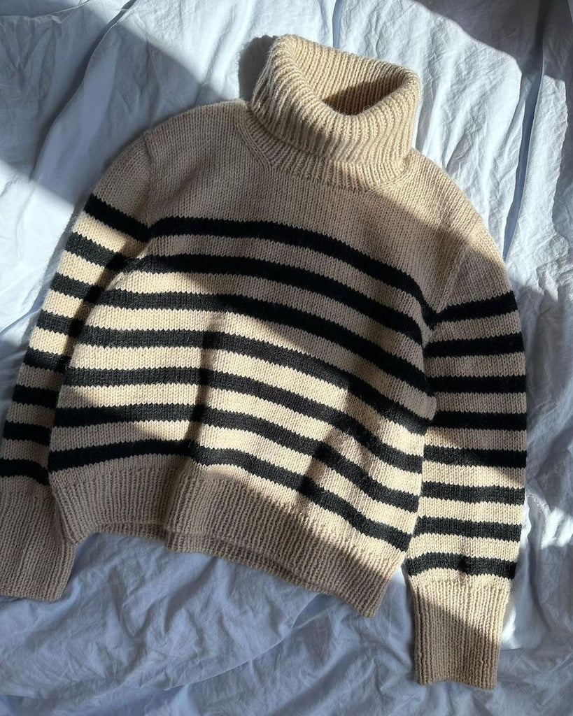 Liggebillede af hvid og sort Lyon Sweater - Chunky Edition