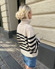 Kvinde iført hvid og sort Lyon Sweater - Chunky Edition