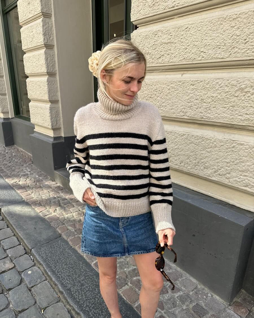 Kvinde iført hvid og sort Lyon Sweater - Chunky Edition
