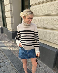 Kvinde iført hvid og sort Lyon Sweater - Chunky Edition