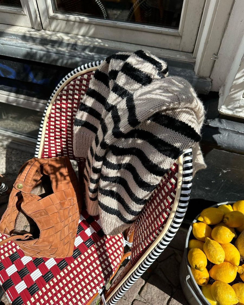 Liggebillede af hvid og sort Lyon Sweater - Chunky Edition