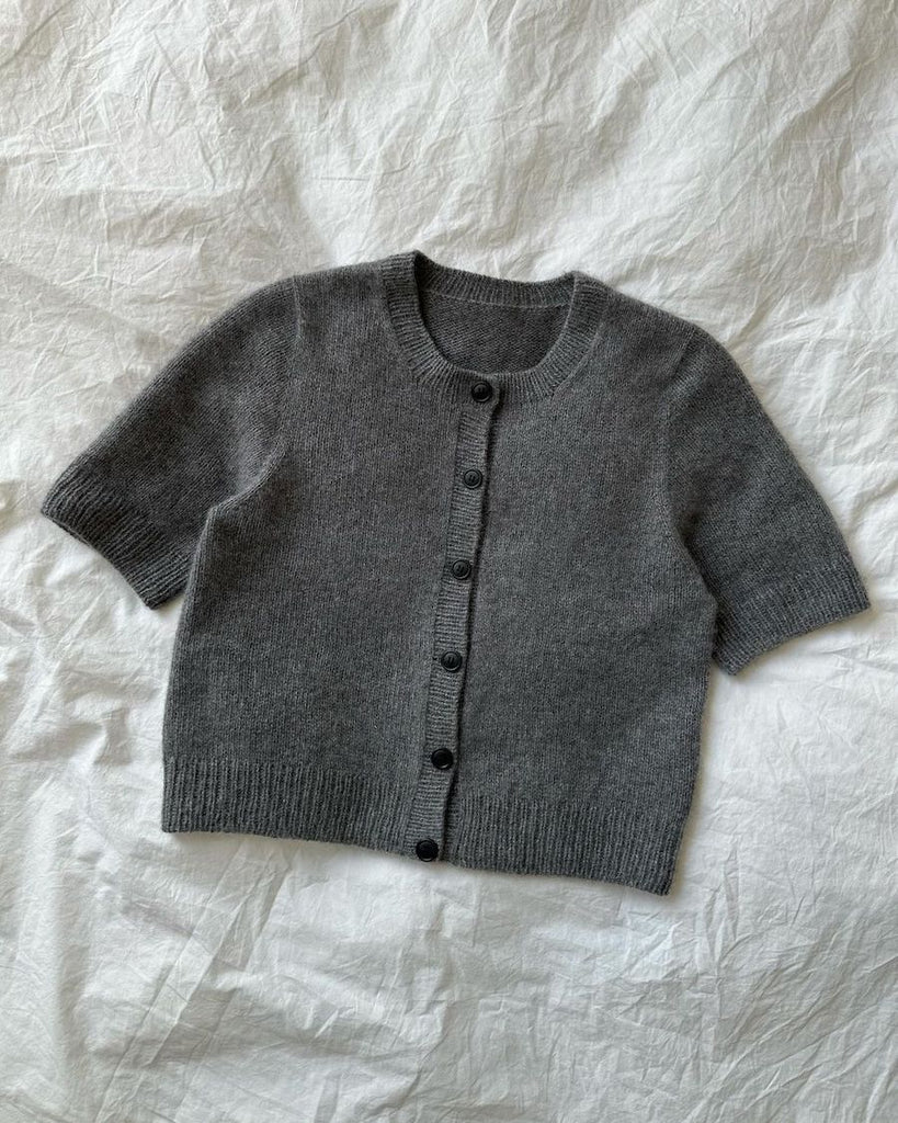 Liggebillede af grå Maggie Cardigan