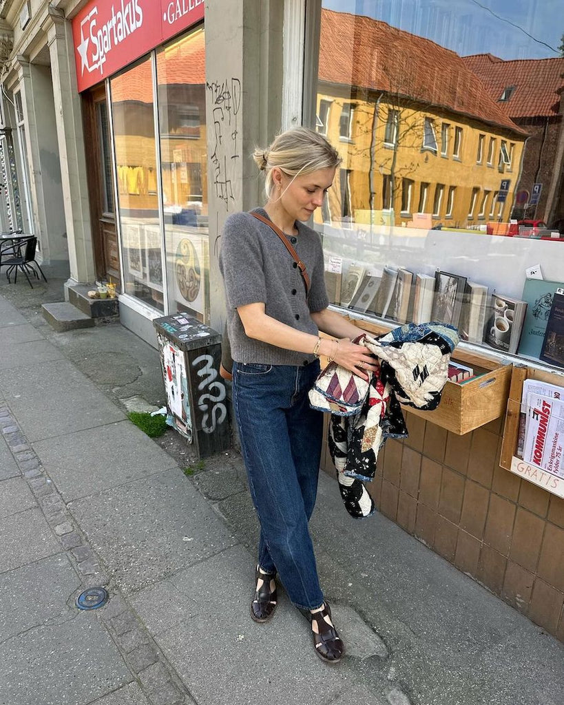 Kvinde iført grå Maggie Cardigan