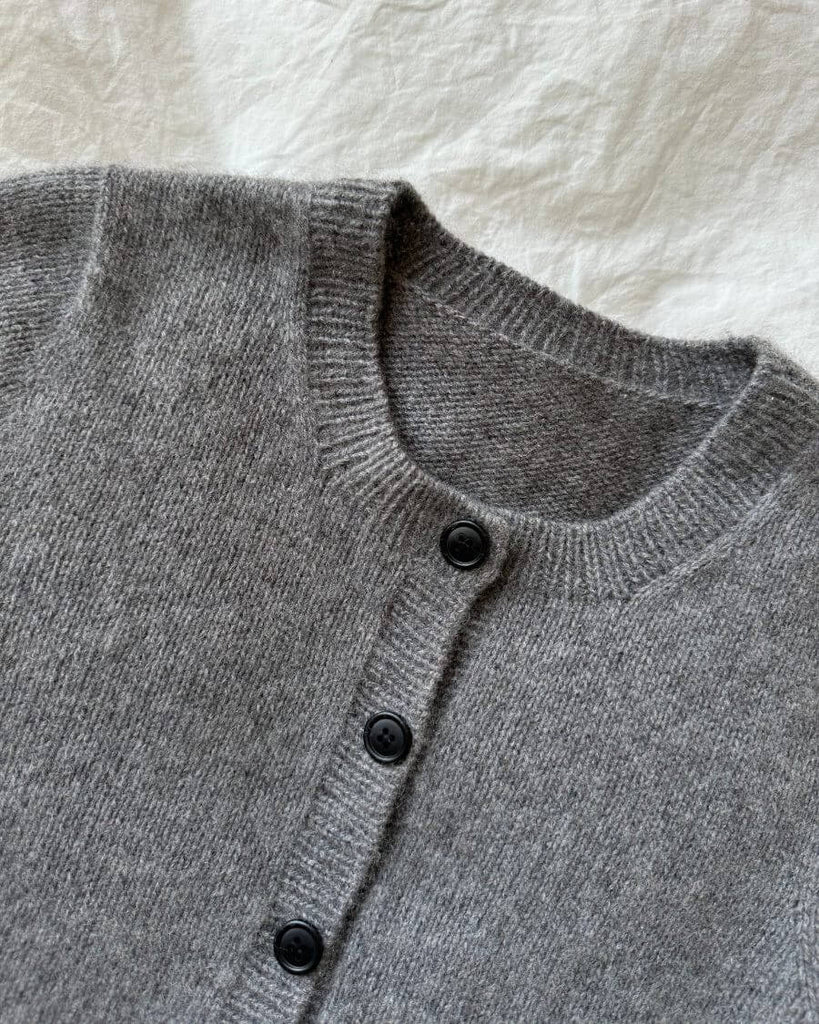 Detaljebillede af grå Maggie Cardigan