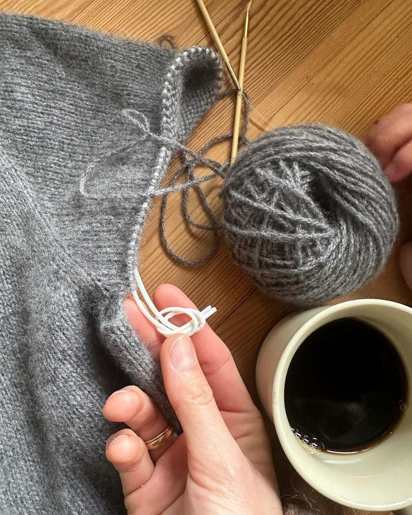 Petiteknit maskewire sat på ærme af strikke trøje