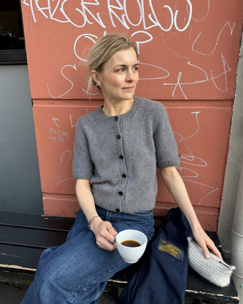 Kvinde iført grå Maggie Cardigan