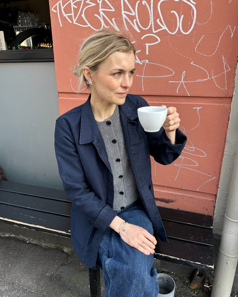 Kvinde iført grå Maggie Cardigan