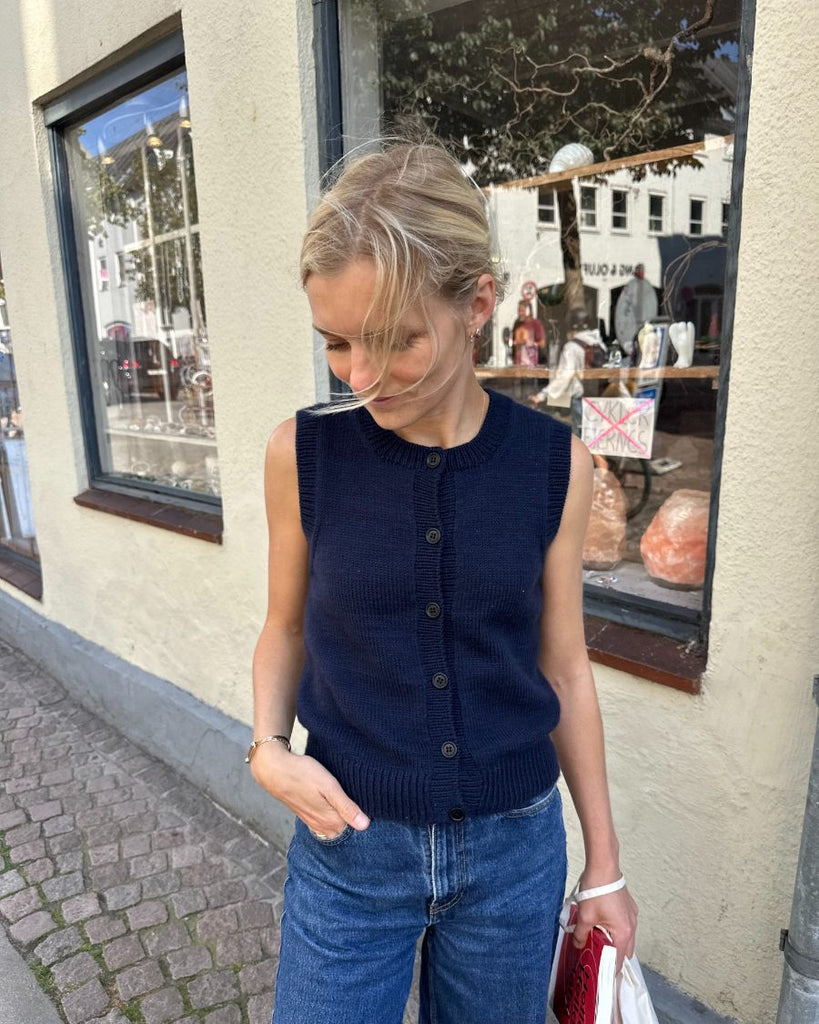 Kvinde iført blå Maggie Vest