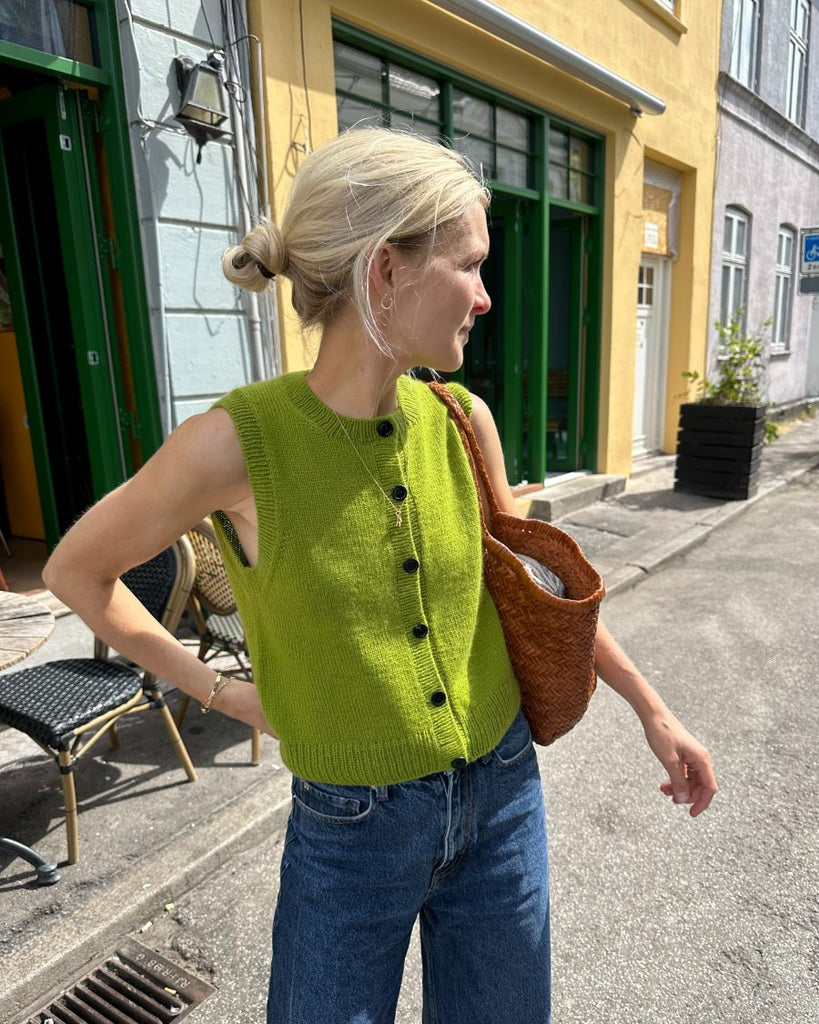 Kvinde iført grøn Maggie Vest