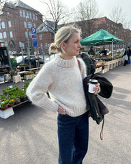 Kvinde iført hvid Marble Sweater