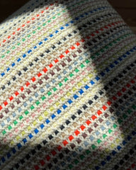 Detaljebillede af flerfarvet Marie Pillow