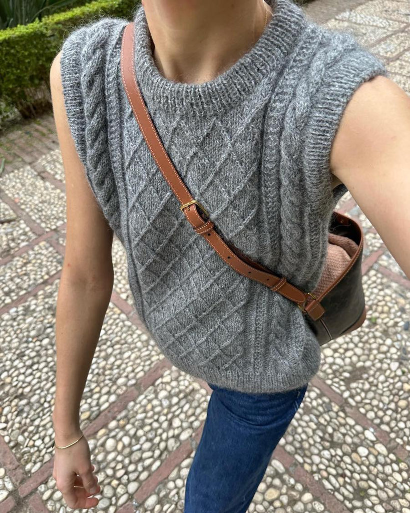 Kvinde iført grå Moby Slipover