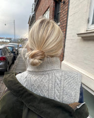 Kvinde iført lysegrå Moby Neck