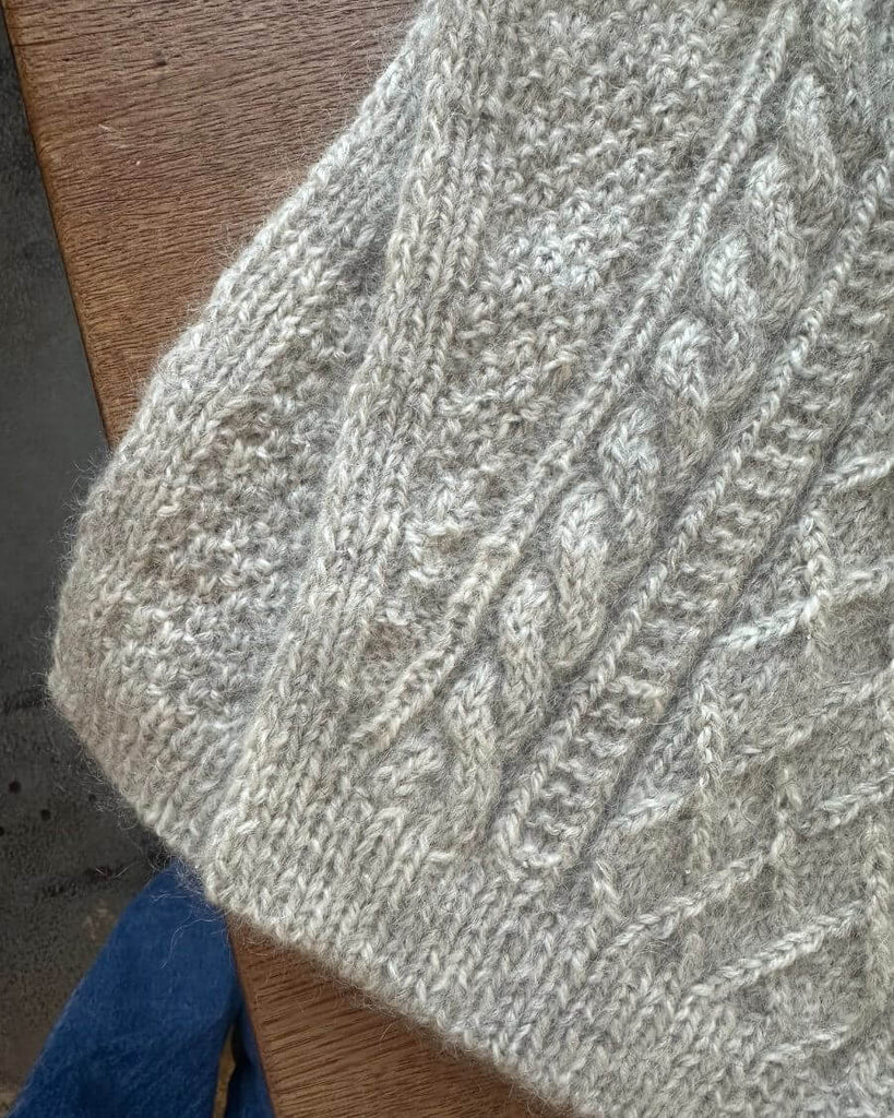 Detaljebillede af lysegrå Moby Neck