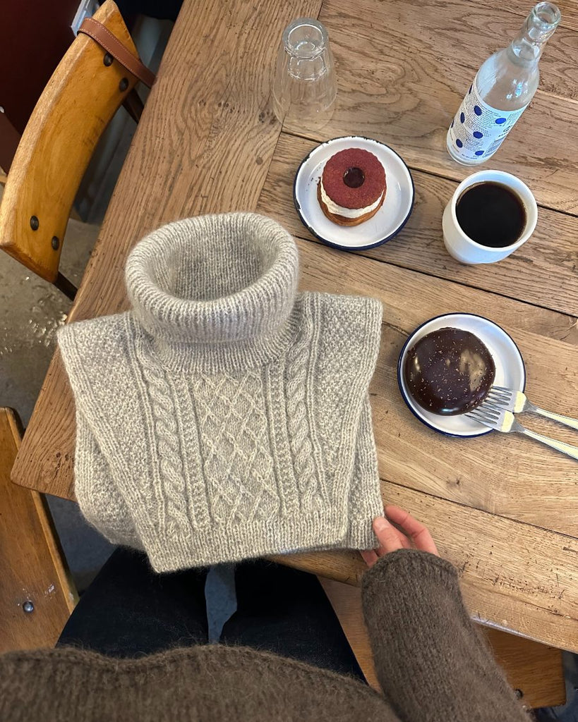 Liggebillede af lysegrå Moby Neck