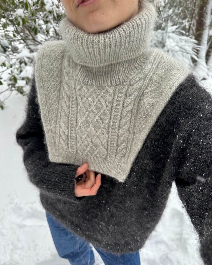 Kvinde iført lysegrå Moby Neck