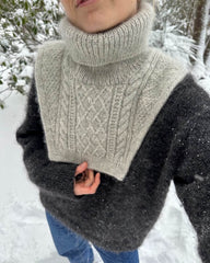 Kvinde iført lysegrå Moby Neck