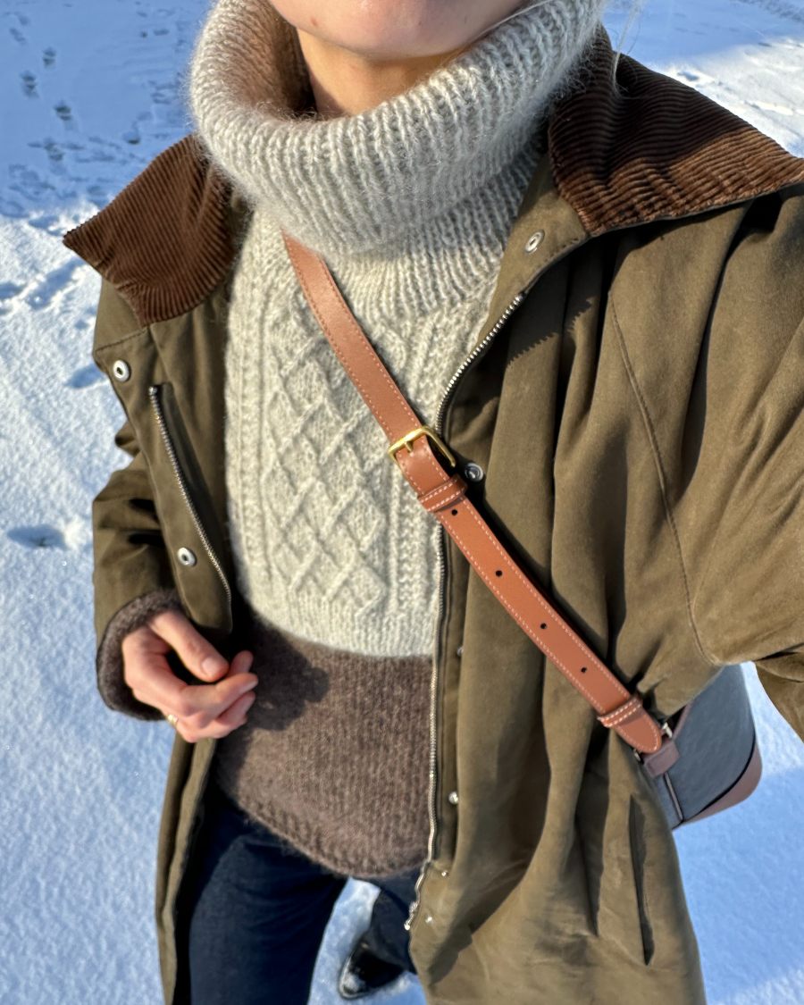 Kvinde iført lysegrå Moby Neck