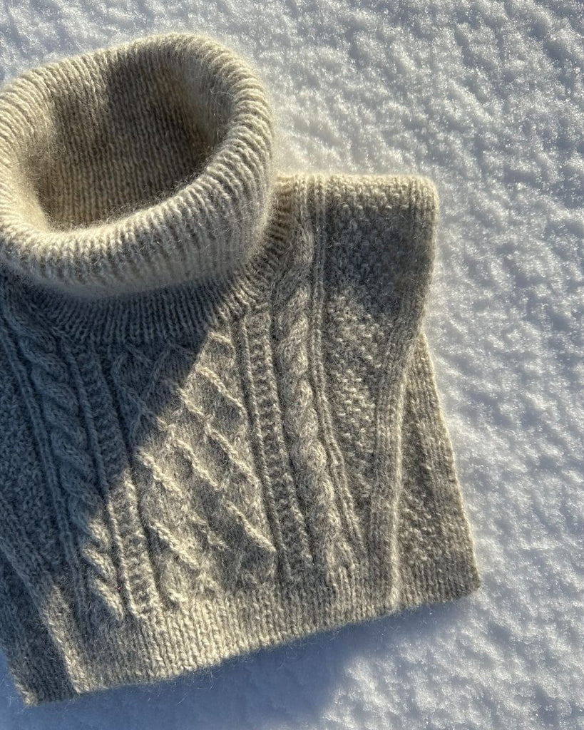 Detaljebillede af lysegrå Moby Neck