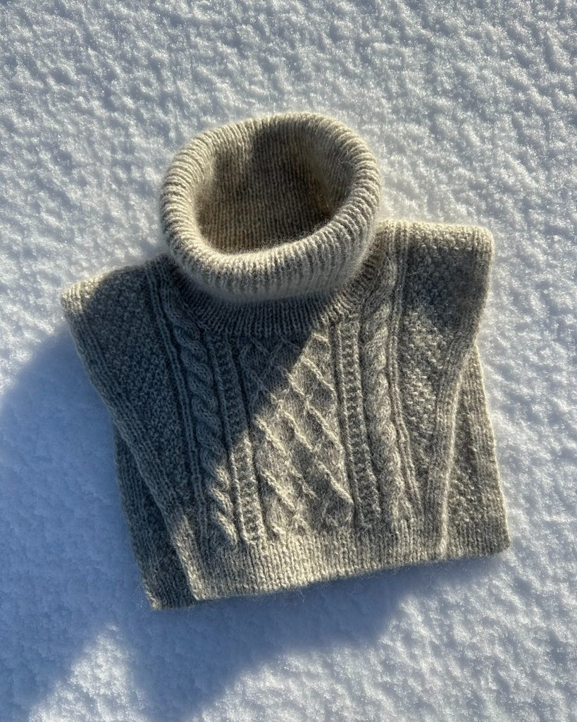 Liggebillede af lysegrå Moby Neck