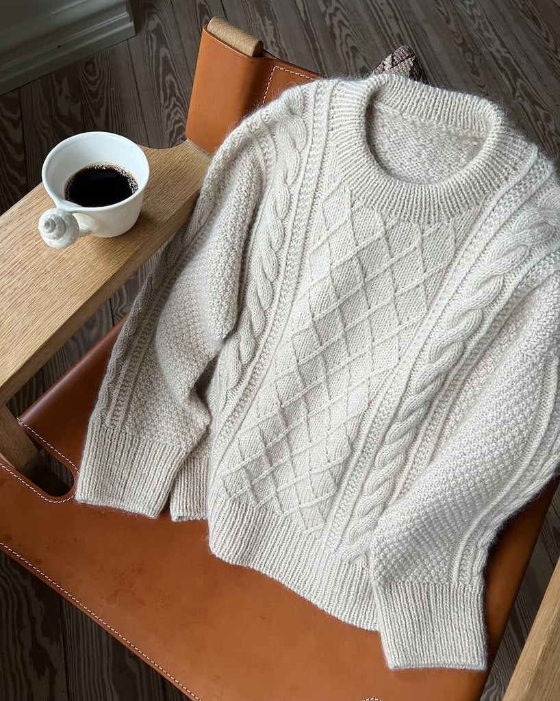 Liggebillede af hvid Moby Sweater